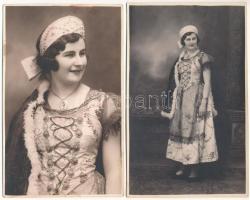 2 db régi fotó képeslap: Kisújszállási szépasszony magyaros ruhában, magyar folklór / 2 pre-1945 photo postcards: Hungarian folklore