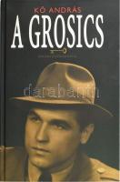 Kő András: A Grosics. 1-től 1-ig. A szerző, Kő András (1940- ) riporter, újságíró, író, illetve Grosics Gyula (1926-2014) labdarúgó, az Aranycsapat kapusa által is DEDIKÁLT példány! Bp., 2007, Apriori International. Számos fotóval illusztrálva. Kiadói kartonált papírkötés, jó állapotban.