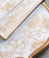 Hollóházi Porcelángyár, Szász Endre (1926-2003): Hegedű. Hegedű porcelán dísztárgy. Aranyozott feket...