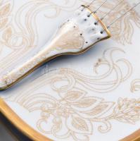 Hollóházi Porcelángyár, Szász Endre (1926-2003): Hegedű. Hegedű porcelán dísztárgy. Aranyozott feket...