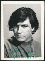 1968 Alan Bates (1934-2003) brit színész autográf aláírással ellátott fotója, hátoldalán pecséttel jelzett (Mafilm - Szomszéd András felvétele), 18x13 cm / 1968 Autograph signed photo of Alan Bates (1934-2003) English actor