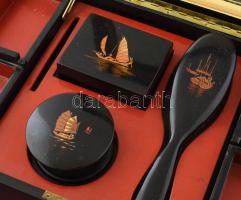 Japán lakkozott pipere szett, fiókos, többrekeszes, tükrös dobozban, hiánnyal, sérült zárral, 39x27x...