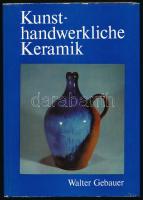 Walter Gebauer: Kunst - Handwerkliche Keramik. Leipzig, 1983, VEB Fachbuchverlag. Színes és fekete-fehér képekkel illusztrált. Német nyelven. Kiadói egészvászon-kötés, kiadói papír védőborítóban.