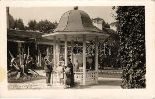 Trencsénteplic, Trencianske Teplice; U pitného pramena / Bei Trinkquelle / fürdő, az ivókútnál / spa, spring source, well (EK)