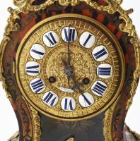 Boulle stílusú óra Keményfa alapon teknőc és réz borítású tok, bronz díszítőelemekkel. Réz számlapjá...