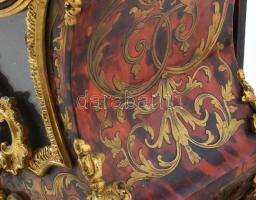 Boulle stílusú óra Keményfa alapon teknőc és réz borítású tok, bronz díszítőelemekkel. Réz számlapjá...