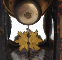 Boulle stílusú óra Keményfa alapon teknőc és réz borítású tok, bronz díszítőelemekkel. Réz számlapjá...