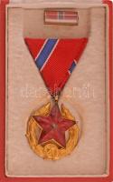 1951. "Közbiztonsági Érem" arany fokozata a karhatalom tagjai részére, mellszalagon, szalagsávval, tokban T:2 Hungary 1951. "Public Security Medal" for the members of the Armed Forces, golden grade, with ribbon and service ribbon in case C:XF NMK 552.