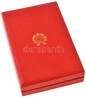 1951. "Közbiztonsági Érem" arany fokozata a rendőrség tagjai részére, szalagsávval, eredet...