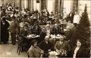 Trencsénteplic, Trencianske Teplice; Caffee Grand Hotel nagyszálloda és kávéház terasza vendégekkel és pincérekkel / spa hotel and café, terrace with guests and waiters. Alfred Jansky photo