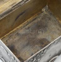 Szecessziós ón ékszeres doboz. Négy lábon álló téglatest alak, klasszikus szecessziós virágmintákkal...