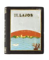 Almási Tibor - Tóth Sándor László: II. Lajos. (Minikönyv). Bp., 1992, Pátria Nyomda. Kiadói műbőr-kötés, a borítón zománcozott fém plakettel. Számozott (557./750) példány.