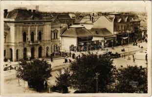 1931 Nagykőrös, Nagy-Kőrös Város szállodája, piac, Hercz Hermann, Singer Mór és fia, Schiffer és Révész Lajos üzlete. Weinstock E. 788., Németh Sándor kiadása (fl)