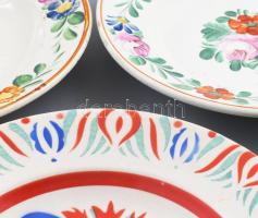 4 darab porcelán és fajansz dísztál, kis sérülésekkel, közte jelzett, d: 22-23 cm