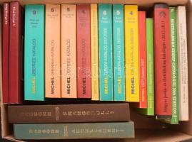 Egy nagy kartondoboz bélyeg katalógussal és szakirodalommal, összesen 18 db