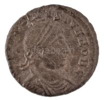 Római Birodalom / Heraclea / II. Constantinus 324. AE3 (2,23g) T:XF,VF Roman Empire / Heraclea / Constantine II 324. AE3 &quot;CONSTANTINVS IVN NOB C / PROVIDEN-TIAE CAESS - SMH gamma&quot; (2,23g) C:XF,VF