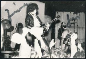 A Piramis együttes tagjainak aláírása fotón