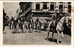 1940 Szatmárnémeti, Satu Mare; bevonulás, magyar zászló Horthy arcképével / entry of the Hungarian troops, Hungarian flag with the portrait of Horthy (fl)