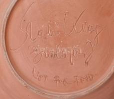 Szabó Kinga: Dísztányér nyúllal. Jelzett, kis kopással, d: 30 cm KIZÁRÓLAG SZEMÉLYES ÁTVÉTEL, NEM PO...