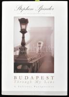 Stephen Spinder: Budapest Through My Lens. A Solitary Perspective. A szerző által aláírt példány! Bp., 2002, Stephen Spinder Fineart Photography. Gazdag fotóanyaggal illusztrálva. Angol nyelven. Kiadói egészvászon-kötés, kiadói papír védőborítóban.