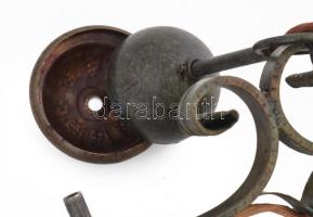 Bajor népi kovácsoltvas és préselt réz lemez csillár. Két hibátlan üveg búrával. sz: 45 cm, m: 100 c...