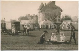 1930 Bucharest, Bukarest, Bucuresti, Bucuresci; Red Cross first aid practice in the scout camp. Foto Tehnica photo