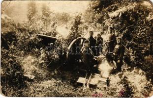 Első világháborús osztrák-magyar katonák álcázott ágyúval / WWI K.u.k. military, soldiers with camouflage cannon. Schäffer photo (fl)