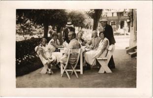 Csíz, Csízfürdő, Kúpele Cíz; kártyázás a kertben, családi fotó / playing card games in the garden, family photo. Foto Atelier Body