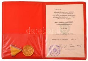 1987. "Honvédelmi Érdemérem" 10 év után aranyozott bronz kitüntetés eredeti mellszalagon, ...