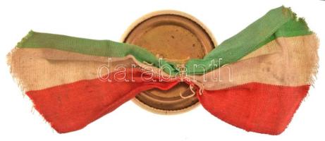 ~1900. Kossuth időskori arcképes fém jelvény szalaggal (33mm) T:AU