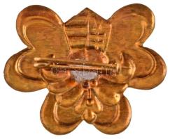 ~1947. Virágos Tildy-címert, lóhere alapon ábrázoló sárgaréz jelvény (22x28mm) T:AU