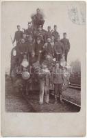 1911 Petrozsény, Petroseni, Petrosani; vasútállomás, gőzmozdony, vonat, vasutasok / railway station, locomotive, train, railwaymen. photo (EK)