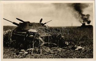 Kilőtt szovjet tank holttestekkel. Hollenzer haditudósító felvétele. Haditudósító Kiállítás Budapest 1943 / WWII Hungarian military, Soviet tank with dead bodies