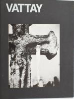 Vattay Elemér / Fotók / Képzőművészeti gyűjtemény. (Kiállítási katalógus). Bp., 1993, Kassák Múzeum, 6 sztl. lev. Kiadói tűzött papírkötés, kissé sérült papírborítóban. + Vattay Elemér: Latinovits Zoltán, a hátoldalon pecséttel jelzett fotó, 23x17 cm