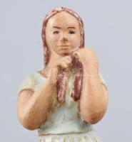 Berkovits Anna (1911-1986): Haját kötő lány. Jelzés nélkül, hibátlan, m: 19,5 cm