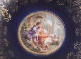 Alt Wien antik historizáló mintás csésze alátéttel. Jelzett, kopással, csészén repedéssel, d: 14 cm,...