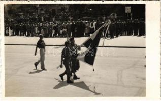 1940 Kolozsvár, Cluj; bevonulás, háttérben Székely és Réti üzlete / entry of the Hungarian troops, shop. Fotofilm Kolozsvár photo (fl)