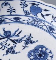 Meissen hagymamintás kínáló, jelzett, kopással, d: 26,5 cm