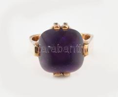 14K arany (Au) gyűrű, elegáns, egyedi formatervezés, ametiszt kővel. Jelzett, bruttó: 11,8 g, méret:...