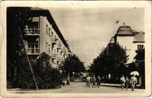 1957 Hévíz, villa. Képzőművészeti Alap (gyűrődések / creases)