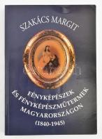 Szakács Margit: Fényképészek és fényképészműtermek Magyarországon (1840-1945). Bp, 1997, Magyar Nemzeti Múzeum. Fekete-fehér fotókkal illusztrált. Kiadói papírkötésben.