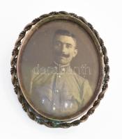 Ezüst(Ag) képtartó bross katonai portréval, jelzett, 3,5×3 cm, bruttó: 8,8 g