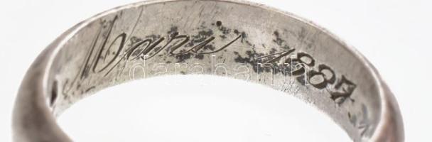 Ezüst(Ag) gyűrű, jelzett, belsejében felirattal, méret: 63, nettó: 8 g