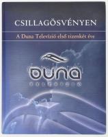 Csillagösvényen. A Duna Televízió első tizenkét éve. Szerk.: Schmitt Péter. Bp., 2004, Duna Televízió. Gazdag képanyaggal illusztrált. Kiadói kartonált papírkötés, volt könyvtári példány.