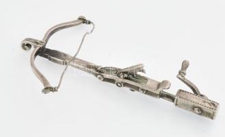 Ezüst(Ag) miniatűr számszeríj, jelzett, h: 8 cm, nettó: 12,8 g