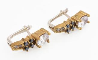 Ezüst(Ag) fülbevalópár fekete és fehér kövekkel, jelzett, h: 2 cm, bruttó: 9,1 g