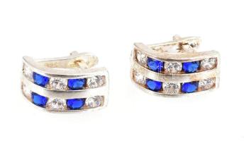 Ezüst(Ag) fülbevalópár kék-fehér kövekkel, jelzett, h: 1 cm, bruttó: 2,2 g