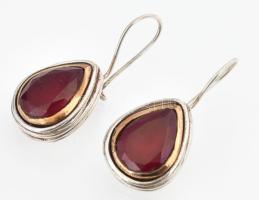 Ezüst(Ag) fülbevalópár szintetikus rubinnal, jelzett, h: 3,5 cm, bruttó: 13,4 g