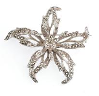 Ezüst(Ag) virágos bross, jelzett, 5×4,5 cm, bruttó: 14,2 g