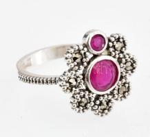 Ezüst(Ag) gyűrű szintetikus rubinnal és markazittal, jelzett, méret: 58, bruttó: 3,9 g